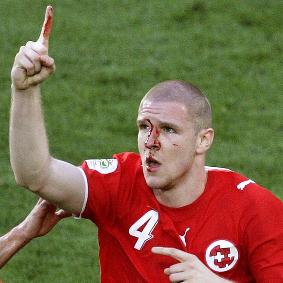 ARCHIV - ZU DEN RUECKBLICKEN AUF DIE WM 1998, 2002 UND 2006 STELLEN WIR IHNEN FOLGENDES BILDMATERIAL ZUR VERFUEGUNG - Switzerland&#039;s Philippe Senderos, right, celebrates after scoring with teammat ...