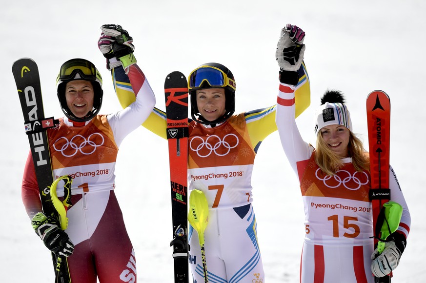 epa06531161 (L-R) Silver medal winner Wendy Holdener of Switzerland, gold medal winner Frida Hansdotter of Sweden, bronze medal winner Katharina Gallhuber of Austria pose after the Women&#039;s Slalom ...