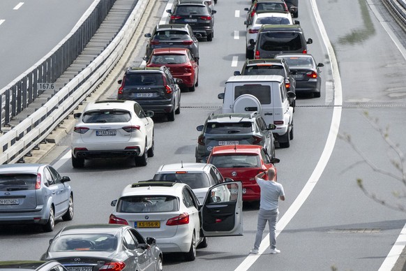 Der Oster Reiseverkehr auf der Autobahn A-2 vor dem Gotthardtunnel zwischen Goeschenen und Erstfeld in Richtung sueden staut sich bei Erstfeld auf mehrere Kilometer laenge, am Donnerstag, 17. April 20 ...