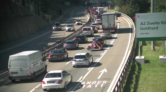 Stau am Gotthard Fahrtrichtung Süden am Samstag um 10 Uhr.