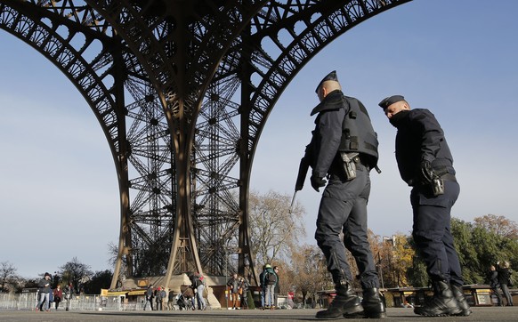 Bewaffnete Patrouille unter dem Eiffelturm.