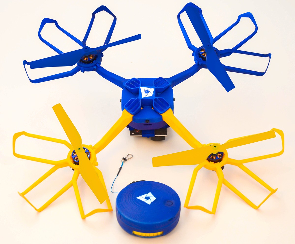 Der Fotokite Phi mit Smart Leash Controller (das ist das runde blaue Ding unten).
