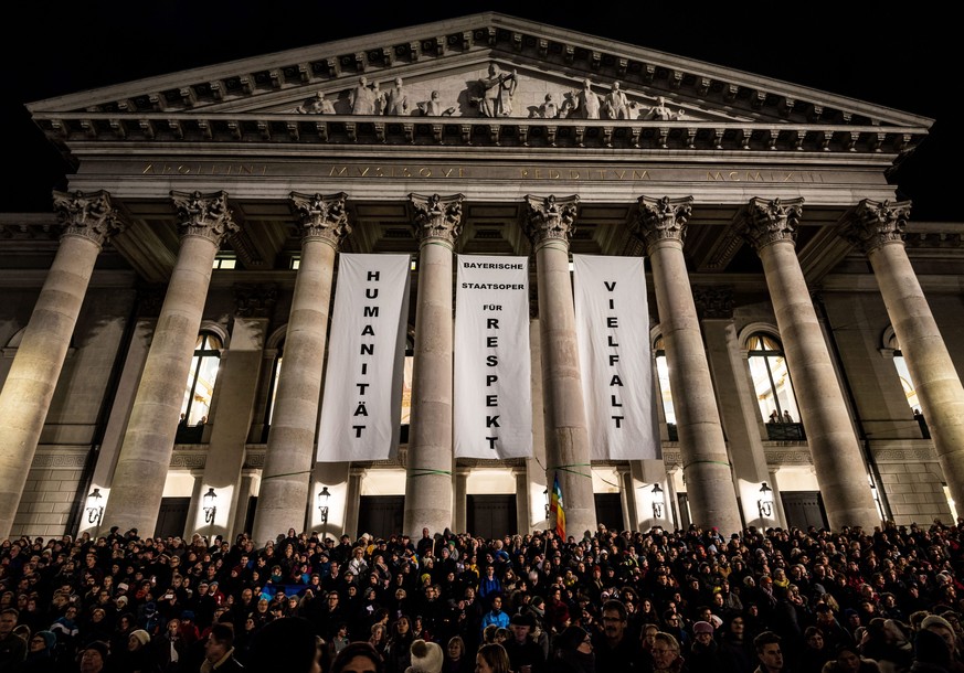 Die Anti-Pegida-Demonstration füllt den Münchner Opernplatz