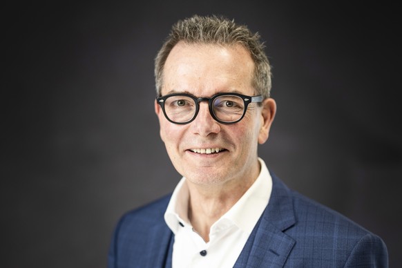 Raphael Lanz (SVP), Kandidat fuer den Regierungsrat des Kantons Bern, posiert am Rand eines Podiumsgespraechs zum Portrait, am Mittwoch, 21. Januar 2026 in Bern. Am 29. Maerz waehlen die Stimmberechti ...