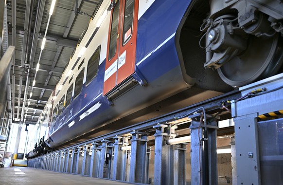 Zug-Komposition in einer neuen Halle des Radsatzbearbeitungszentrum (RBZ) im Zuercher Vorbahnhof, am Dienstag, 1. Maerz 2022, in Zuerich. In der neuen Halle erhalten Radsaetze von Personenverkehrs-Zue ...