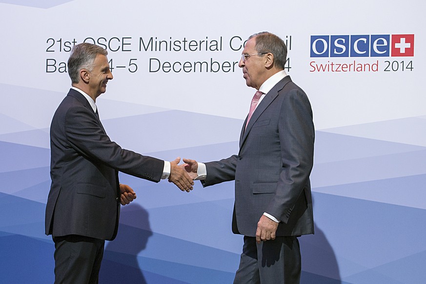 Didier Burkhalter begrüsst den russischen Aussenminister&nbsp;Sergej Lawrow zum Auftakt der OSZE-Ministerkonferenz in Basel.