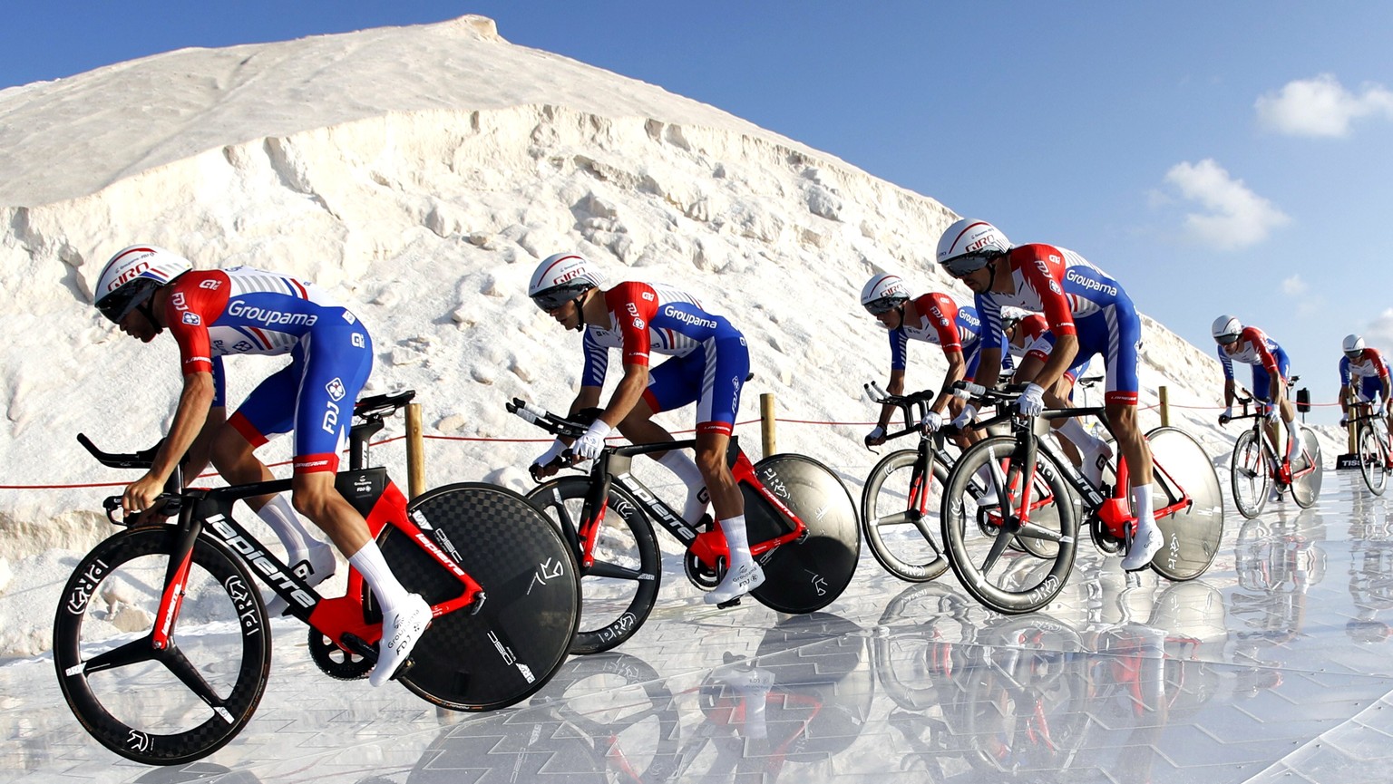 epa07791269 Cyclists of Groupama FDJ team in action during the team time trial during the first stage of the La Vuelta cycling race in Torrevieja, eastern Spain, 24 August 2019. EPA/JAVIER LIZON