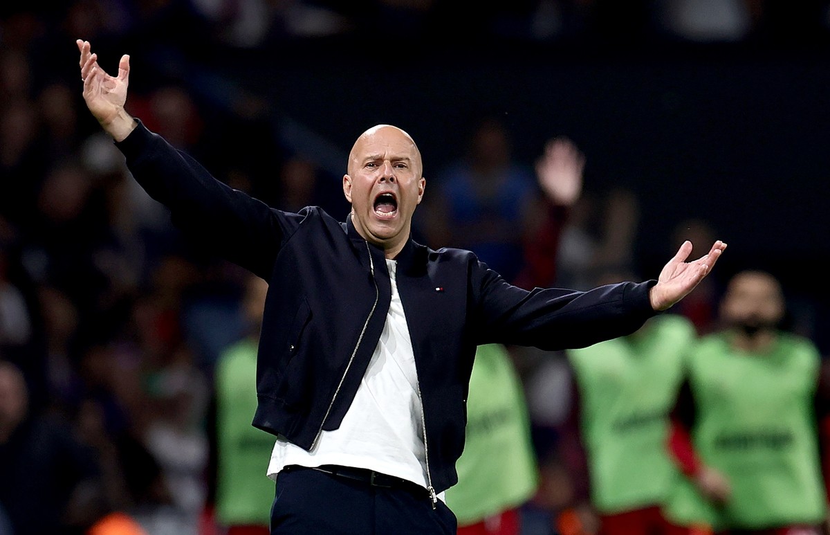 epa12876153 Liverpool manager Arne Slot gestures on the touchline during the UEFA Champions League quarter-finals, 1st leg match between Paris Saint-Germain FC and Liverpool FC in Paris, France, 08 Ap ...