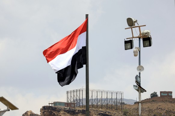 epa12075460 A Yemeni flag flutters on a street in Sana&#039;a, Yemen, 05 May 2025. Yemen&#039;s Houthis have announced they will impose a &#039;comprehensive air blockade&#039; on Israel, warning inte ...