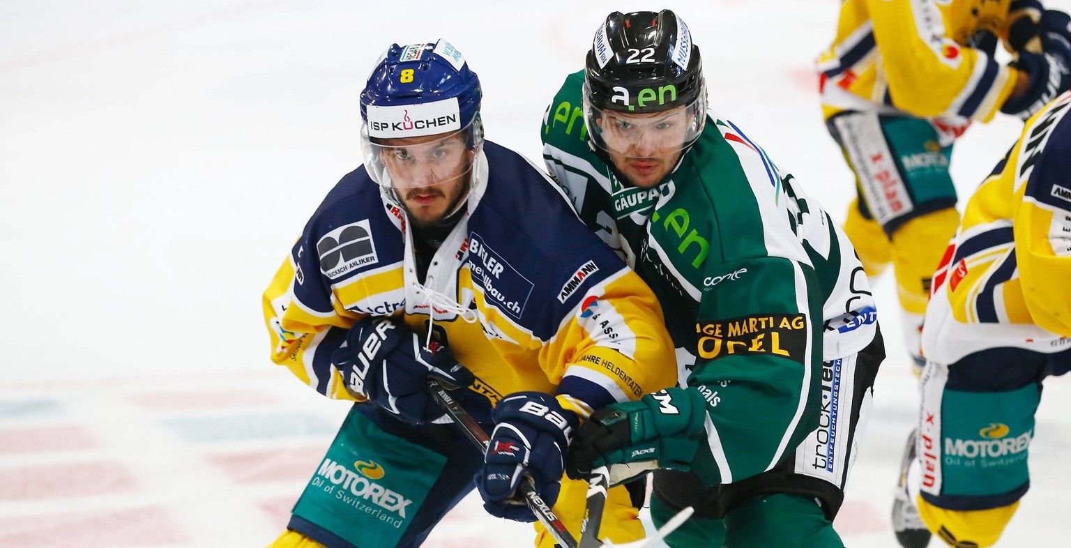 15.11.2016 Stadion Kleinholz Olten , SCHWEIZ , Herren Eishockey NLB EHC Olten - SC Langenthal Nico Dünner (li,SC Langenthal) gegen Justin Feser (EHC Olten) PUBLICATIONxNOTxINxSUI

15 11 2016 Stadium S ...