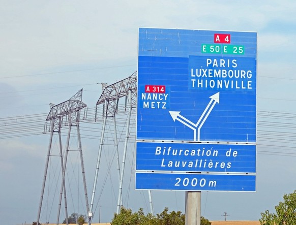 Ein Strassenschild/Wegweiser, welches den Weg nach Paris (Frankreich) anzeigt.