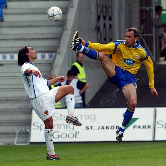 Basel&#039;s Hakan Yakin, left, is fighting for the ball against Grindavik&#039;s Sinisa Kekic, right, during their Uefa Intertoto Cup Game FC Basel - Grindavik in Basel, Saturday June 30, 2001. (KEYS ...