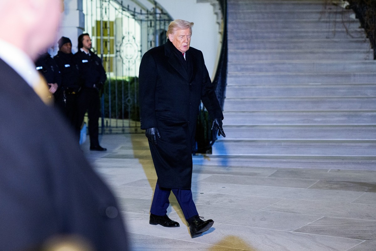 epa12666271 US President Donald J Trump (R) walks on the South Lawn of the White House in Washington, DC, USA, 20 January 2026. President Trump is heading to Davos, Switzerland, to attend the World Ec ...