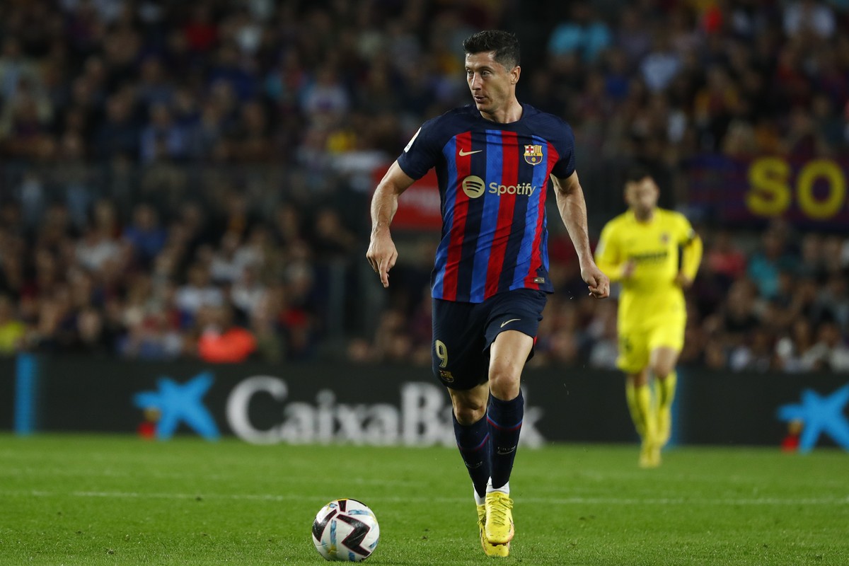 Barcelona's Robert Lewandowski controls the ball during the Spanish La Liga soccer match between FC Barcelona and Villareal at Camp Nou stadium in Barcelona, Spain, Thursday, Oct. 20, 2022. (AP P ...