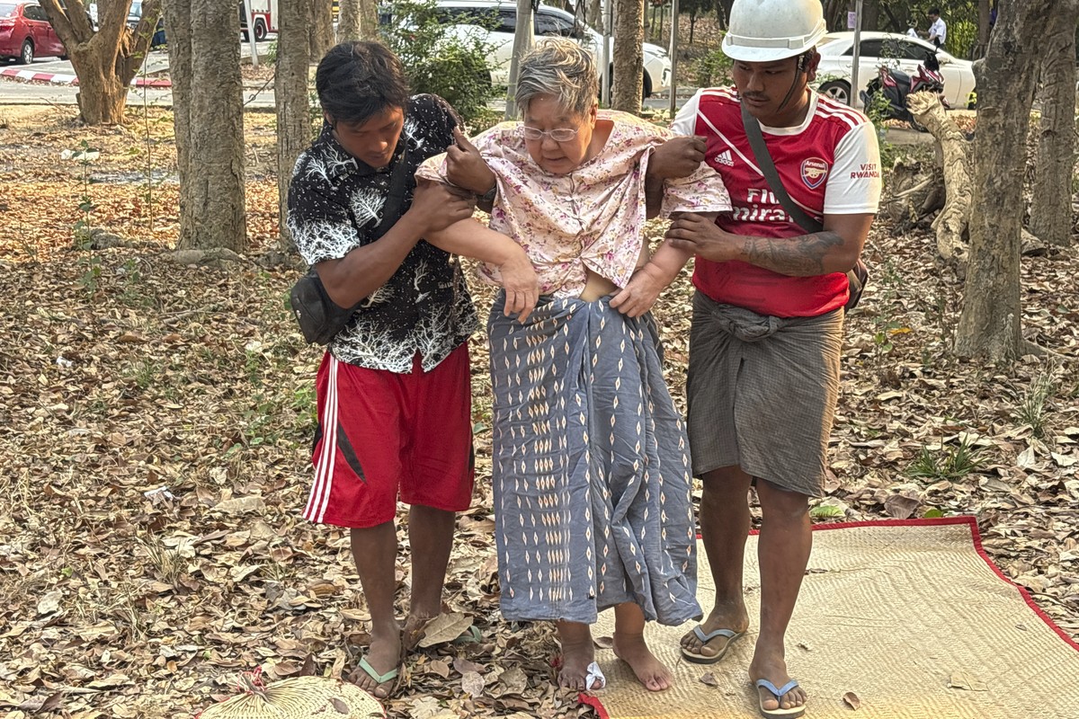Rescue workers help an injured women who was trapped under a building Friday, March 28, 2025, in Naypyitaw, Myanmar. (AP Photo/Aung Shine Oo)
Myanmar Earthquake