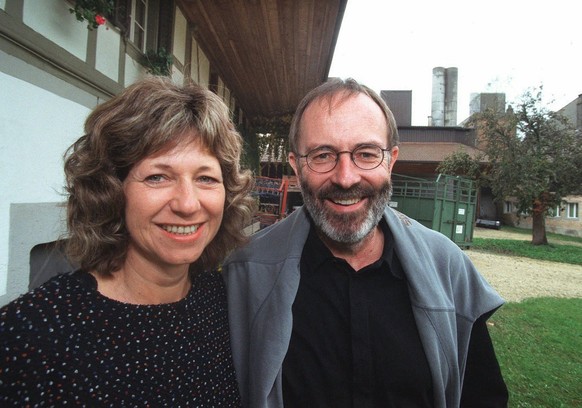 Strahlendes Ehepaar Baumann: Stephanie (links, SP-F) und Ruedi (rechts, Gruene) Baumann, am Montag, 25.Oktober 1999 in Suberg (BE) vor ihrem Bauernhof; beide sind bei den gestrigen Wahlen in den Natio ...