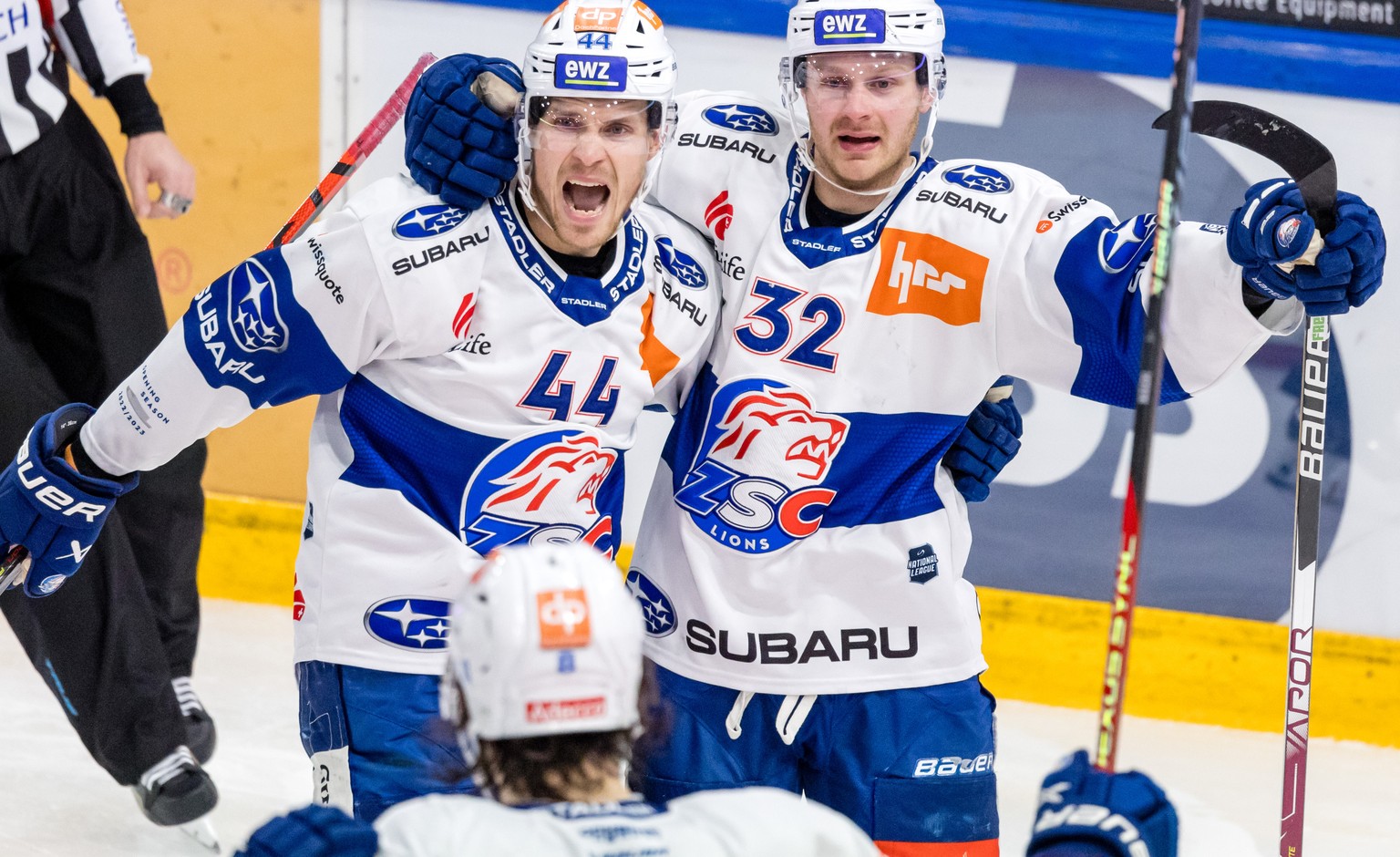 Zuerichs Mikko Lehtonen, links, und Lucas Wallmark bejubeln das Tor zum 2:4 im Eishockey Qualifikationsspiel der National League zwischen dem EV Zug und den ZSC Lions am Sonntag, 27. November 2022 in  ...