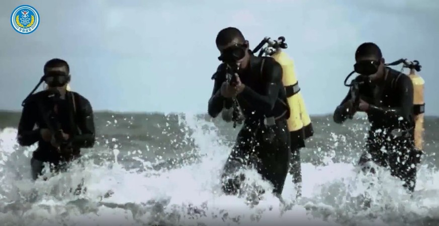 Chinesische Soldaten steigen in einem Propaganda-Video aus dem Meer. 