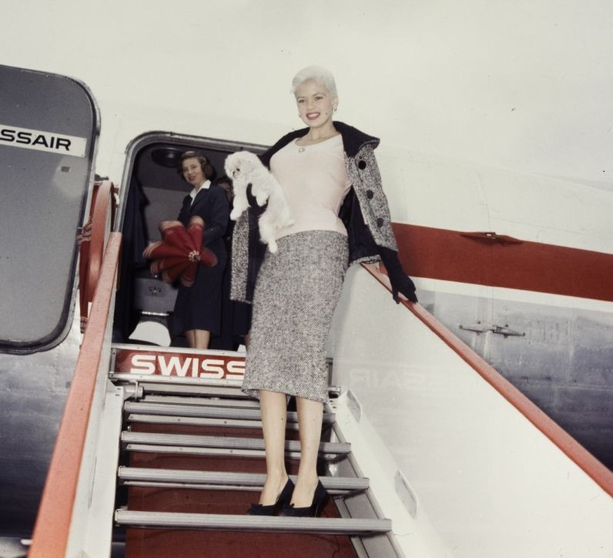 Anlass für den Besuch war der Film &quot;Sirene in Blond&quot; mit Jayne Mansfield. Der Film hatte am 19.10.1957 Premiere in Zürich, am 22.10.1957 trat Jayne Mansfield persönlich im Cinema Rex auf