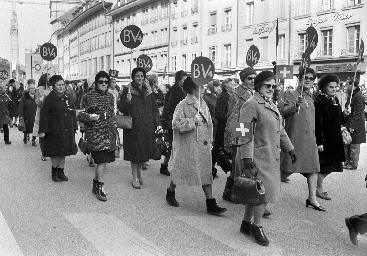 ARCHIVE --- MIT EINEM "MARSCH AUF BERN" DEMONSTRIERTEN VOR 50 JAHREN, AM 1. MAERZ 1969, UEBER 5000 FRAUEN UND MAENNER FUER DAS FRAUENSTIMM- UND -WAHLRECHT UND DAGEGEN, DASS DER BUNDESRAT DIE ...