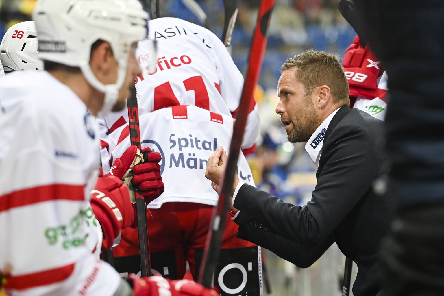 SC Rapperswil-Jona Lakers Trainer Stefan Hedlund beim Eishockey Spiel der National League zwischen dem HC Davos und dem SC Rapperswil-Jona Lakers, am Freitag, 17. September 2021, im Eisstadion in Davo ...