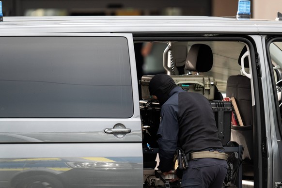 Augsburg, Bavaria, Germany September 2, 2026: Augsburg Central Station reopened after a temporary closure: A bomb disposal expert from the Technical Special Unit TSG of the Bavarian State Criminal Pol ...