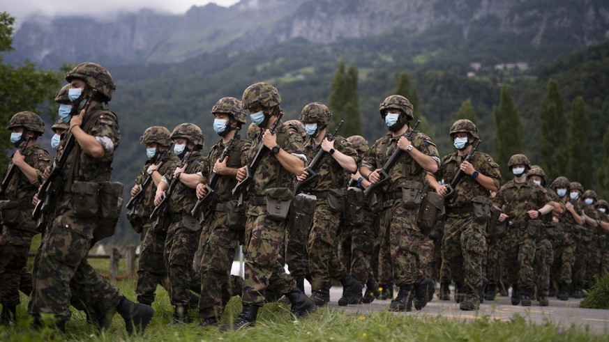 ARCHIVBILD ZUR MELDUNG, DASS ALLE WKS DER ARMEE, DIE KEINEN BEZUG ZUR CORONAVIRUS PANDEMIE AUFWEISEN, BIS ENDE JAHR AUSGESETZT WERDEN, AM MITTWOCH, 28. OKTOBER 2020 - Soldaten mit Schutzmasken bei der ...