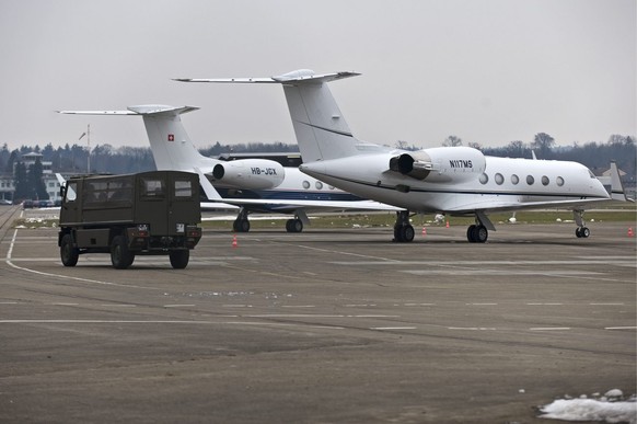 Ein Armeefahrzeug fährt an parkierten Privatjets von WEF-Teilnehmern vorbei am Mittwoch, 28. Januar 2009 auf dem Militaerflugplatz in Duebendorf. (KEYSTONE/Urs Jaudas)