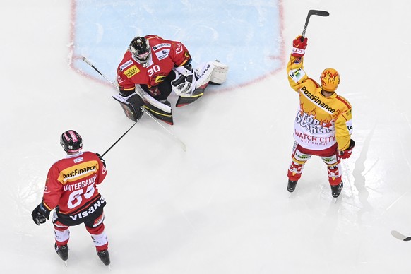 Biels Toni Rajala, rechts, jubelt nach seinem Ausgleichstor zum 2:2, Berns Ramon Untersander, links, und Torhueter Philip Wuethrich sind geschlagen, im sechsten Eishockey Playoff Viertelfinalspiel der ...