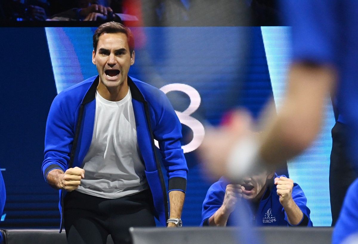 epa10205600 Team Europe member Roger Federer reacts after his team won a crucial point during a doubles match between Team World's Jack Sock and Felix Auger-Aliassime and Team Europe's Andy  ...