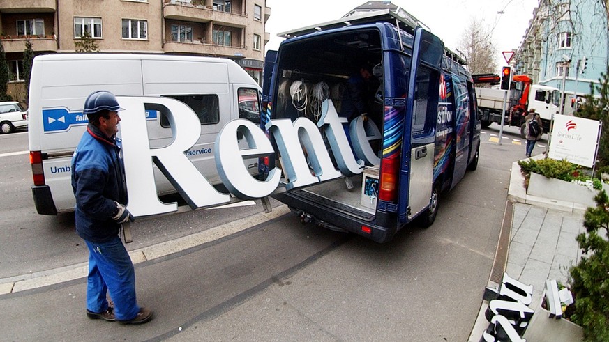 Arbeiter demontieren am Freitag, 26. Maerz 2004, das Logo der Rentenanstalt Swiss Life beim Hauptsitz in Zuerich. (KEYSTONE/Steffen Schmidt)