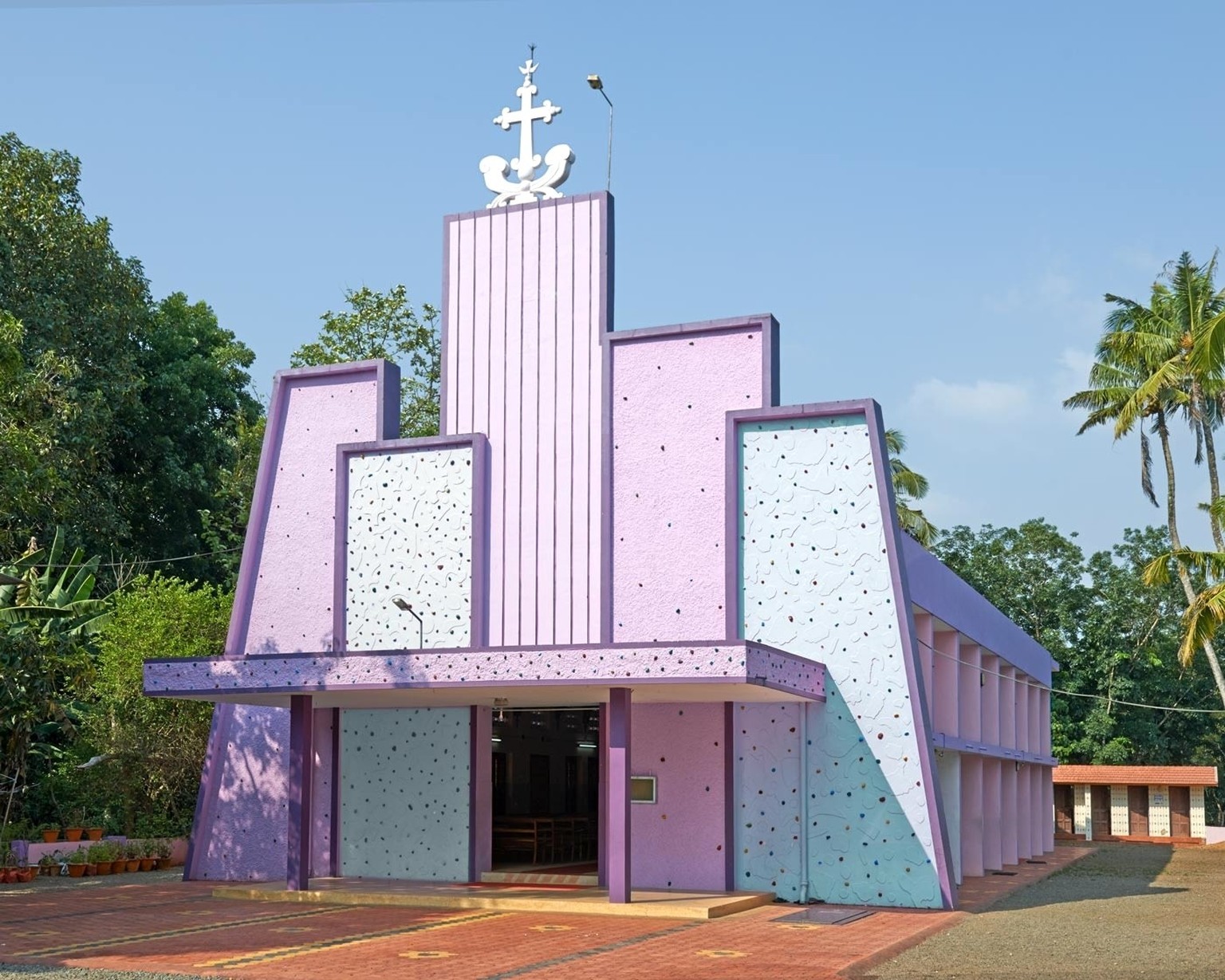 Hybrid Modernism. Churches in Kerala
2014- 2016



Nach der Unabhängigkeit im Jahr 1947 wollte sich die indische Kirche vom historisierenden Baustil der Kolonialherren differenzieren und nahm moderne  ...