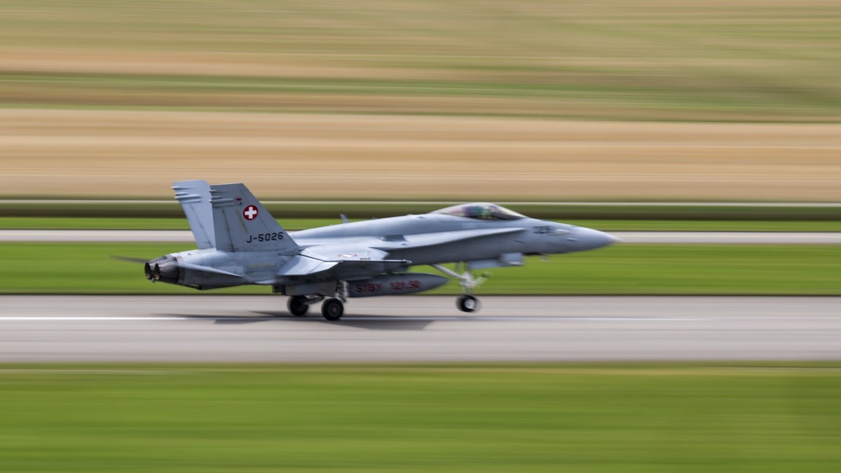 Un avion F/A-18 se prepare a decoller de la piste lors d'une conference de presse de Skyguide sur la securite dans l'espace aerien suisse le mercredi 23 juillet 2025 au Swiss Aeropole de Pay ...