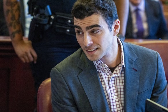 epa12562756 Luigi Mangione appears for a suppression of evidence hearing at the Manhattan Criminal Court in New York, New York, USA, 01 December 2025. A series of pretrial hearings started at the Manh ...