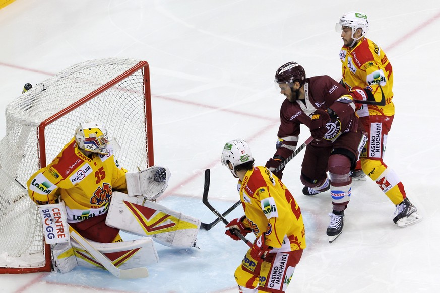 Geneve-Servette&#039;s forward Marc-Antoine Pouliot, 2nd right, scores the 1:0 against Biel&#039;s goalkeeper Harri Saeteri, left, during the fifth leg of the National League Swiss Championship final  ...