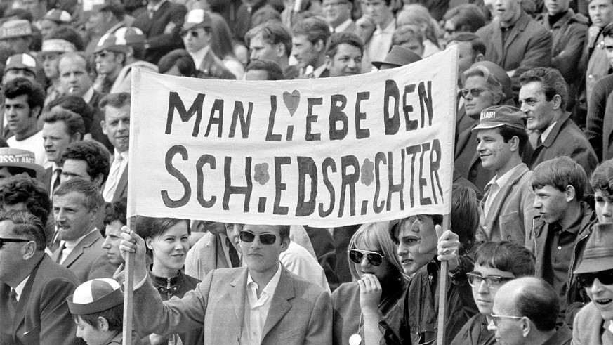 Zuschauer am Cupfinalspiel zwischen AC Bellinzona und FC St. Gallen am 26. Mai 1969 im Wankdorfstadion in Bern, Schweiz, halten ein Transparent mit der Aufschrift &quot;Man liebe den Schiedsrichter&qu ...