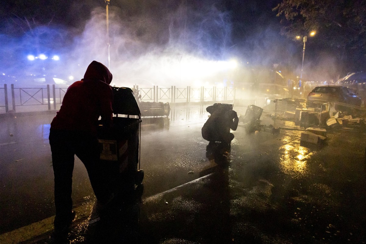 epa13341959 Demonstrators clash with riot police during a nationwide protest and general strike organized by trade unions and student organizations against the rising cost of living, in Rome, Italy, 3 ...