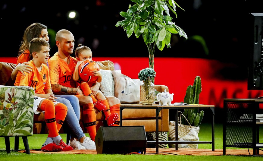 epa07001964 Wesley Sneijder (2-R) of the Netherlands with his wife and his children after the International Friendly soccer match between the Netherlands and Peru at Johan Cruijff Arena in Amsterdam,  ...