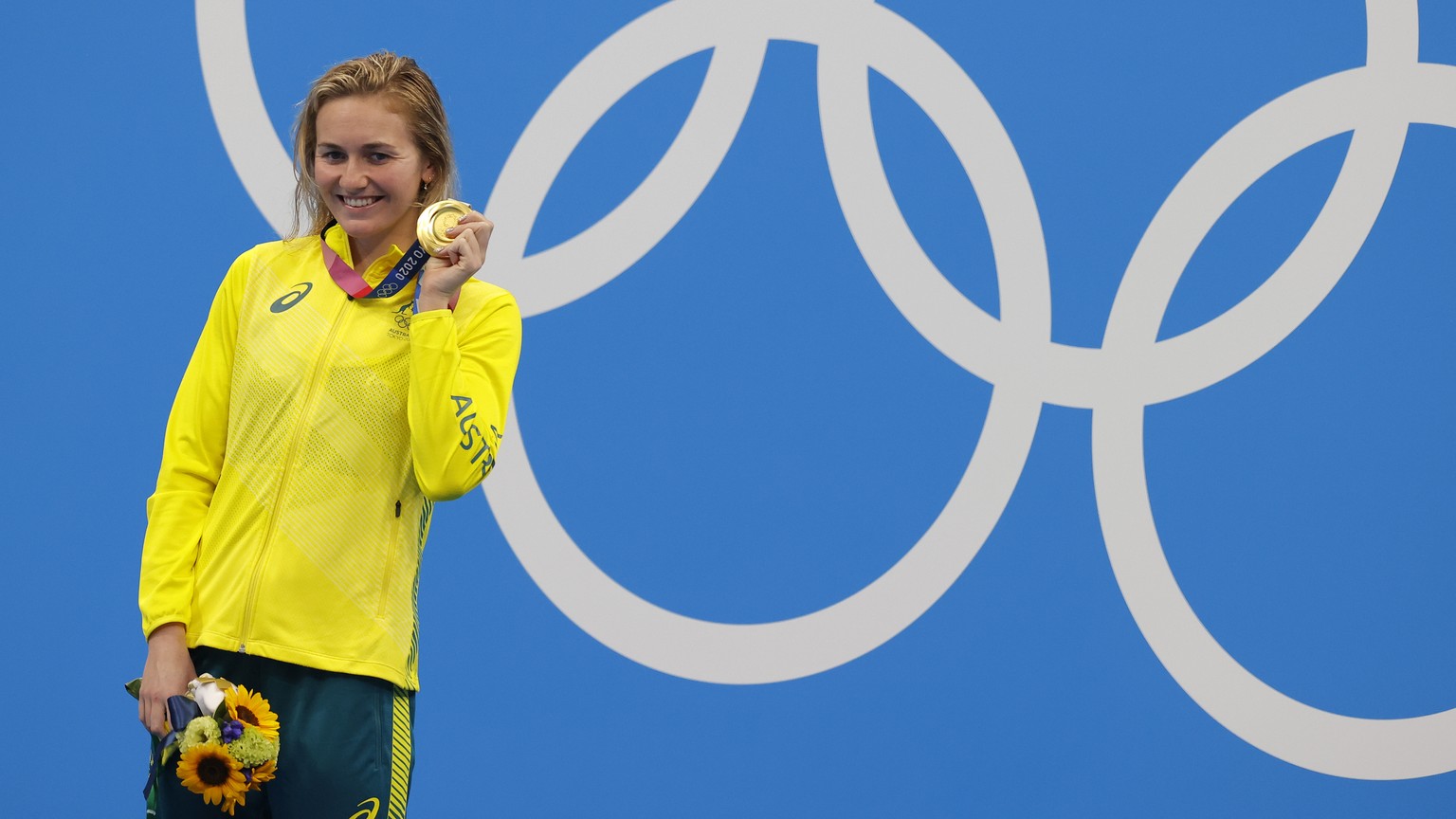 epa09365891 Ariarne Titmus of Australia reacts with her gold medal in the Women&#039;s 400m Freestyle Final during the Swimming events of the Tokyo 2020 Olympic Games at the Tokyo Aquatics Centre in T ...