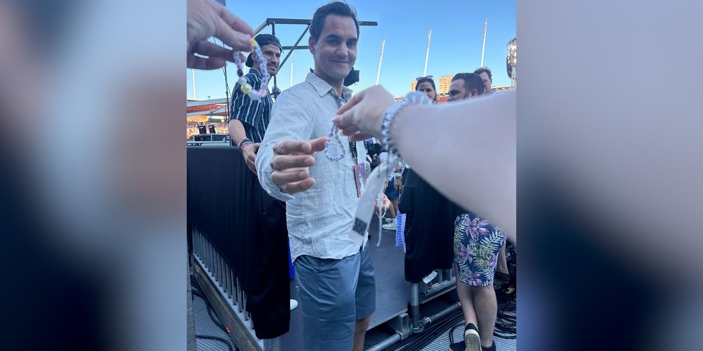 Superstar Taylor Swift lässt sich auch Roger Federer nicht entgehen. Er ist im Zürcher Letzigrund und schwingt im Takt hin und her. Auch seine Swiftie-Bändeli, die er bekommen hat zeigt er stolz.