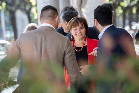 Die neu gewaehlte Marina Carobbio, Kandidatin der SP fuer den Staatsrat, Mitte, am Sonntag, 2. April 2023 in Bellinzona. (Keystone/Ti-Press/Samuel Golay)