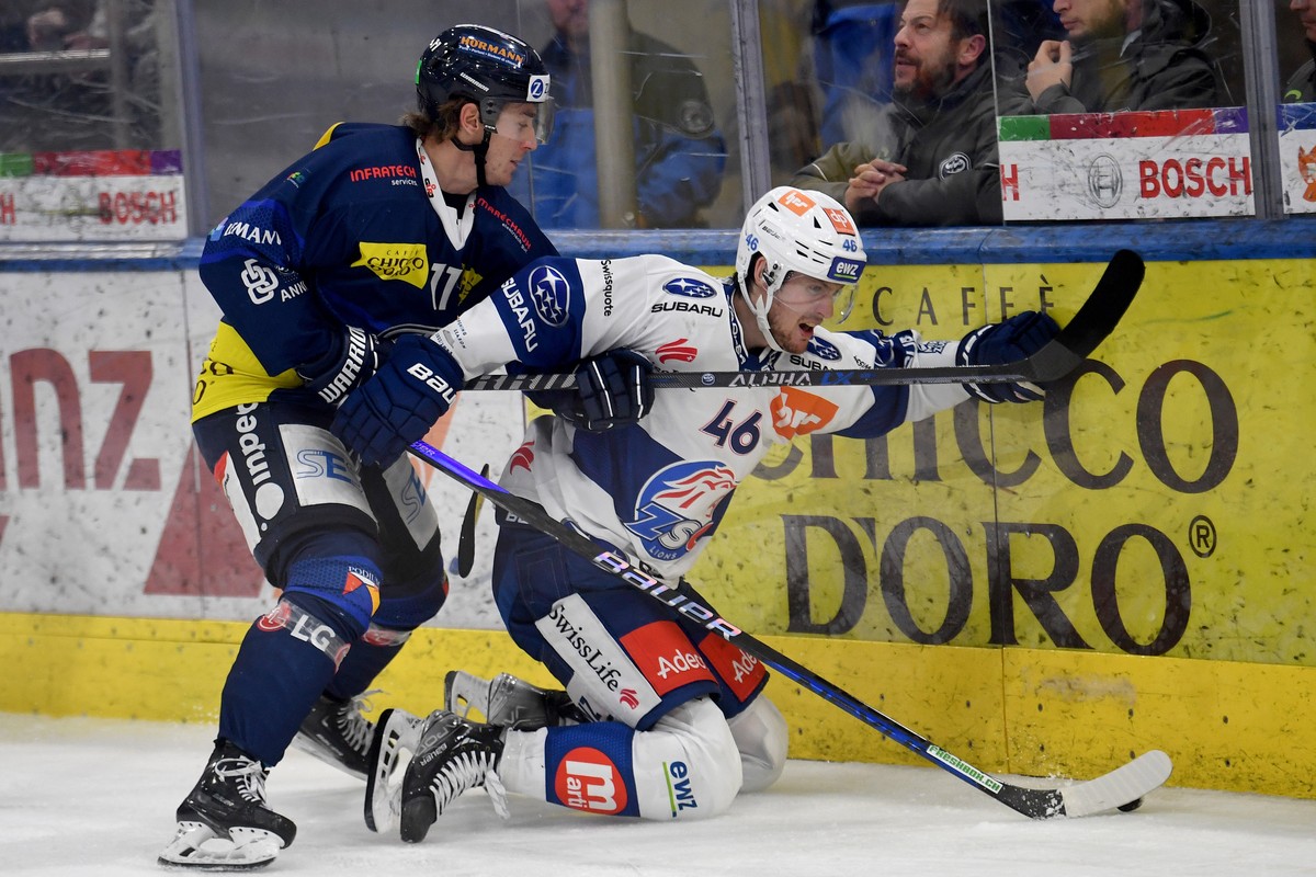 Ambri's player Johnny Kneubuehler, left, fights for the puck with ZSC-player Dean Kukan, right, during the regular season game of the National League Swiss ice hockey championship between HC Ambr ...