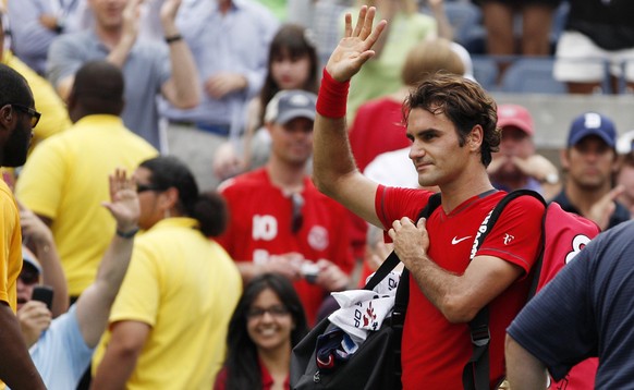 Roger Federer of Switzerland waves to the crowd after a match against Novak Djokovic of Serbia at the U.S. Open tennis tournament in New York, Saturday, Sept. 10, 2011. (AP Photo/Charles Krupa)