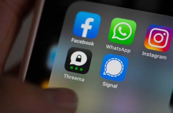 Die Instant-Messaging- und Social Media-Apps: Facebook, WhatsApp, Instagram, Threema und Signal auf einem Smartphone, fotografiert am Donnerstag, 14. Januar 2021, in Zuerich. (KEYSTONE/Christian Beutl ...