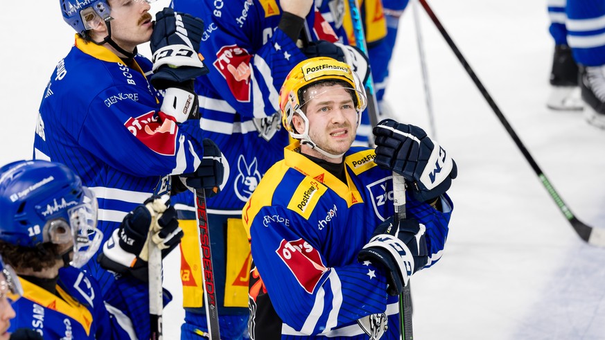 EV Zugs PostFinance Top Scorer Lino Martschini, Mitte, ist enttaeuscht nach dem Eishockey Playoff Viertelfinalspiel der National League zwischen dem EV Zug und dem SC Bern am Sonntag, 17. Maerz 2024 i ...