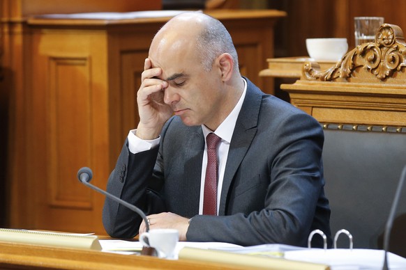 Bundesrat Alain Berset waehrend der Debatte um die Altersvorsorge 2020 im Staenderat, waehrend der Fruehlingssession der Eidgenoessischen Raete, am Donnerstag, 16. Maerz 2017 in Bern. (KEYSTONE/Peter ...