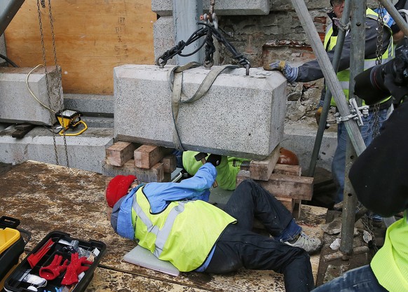 Arbeiter bergen in Boston die Zeitkapsel aus dem Grundstein des Gebäudes.