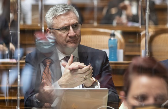 Andreas Glarner, SVP-AG, applaudiert fuer einen abwesenden Ratskollegen, an der Fruehlingssession der Eidgenoessischen Raete, am Montag, 1. Maerz 2021 im Nationalrat Bern. (KEYSTONE/Alessandro della V ...