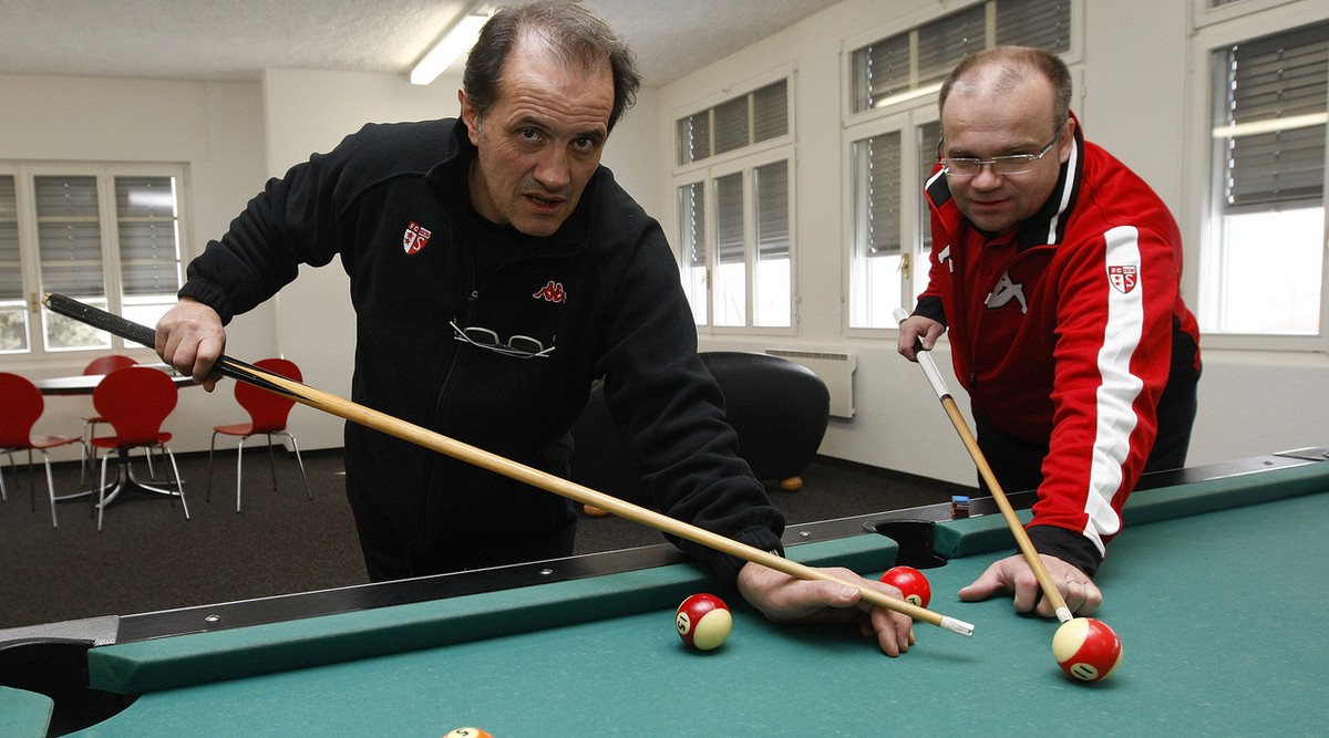 Bertine Barberis, gauche, l'entraineur du FC Sion et Christian Zermatten l'entraineur assistant, droite, jouent au billard dans la salle de jeux dans le centre d'entrainement du FC Sion ...