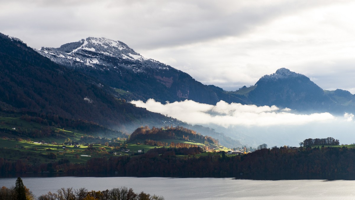 Hochnebel und Nebelbaenke ziehen ueber den Vierwaldstaettersee bei Weggis, aufgenommen von Meggen aus, am Dienstag, 18. November 2014. (KEYSTONE/Sigi Tischler)